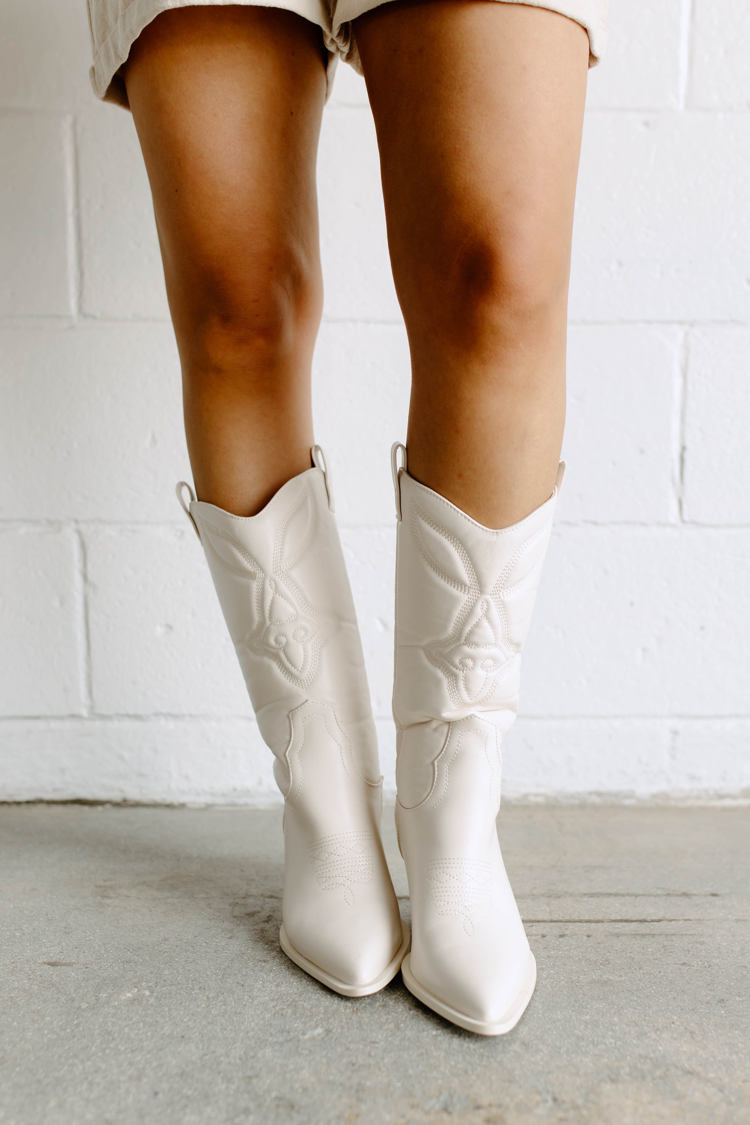 Fashion Meets Function: The Traveler's Guide to Stylish Footwear
