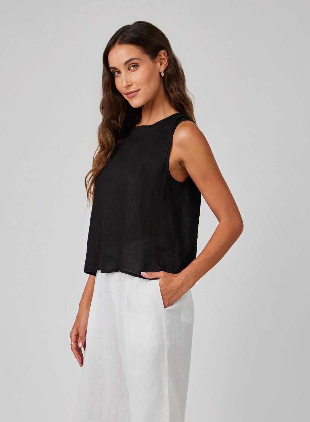 LINEN SLEEVELESS BUTTON BACK TOP 101 BELLA DAHL 