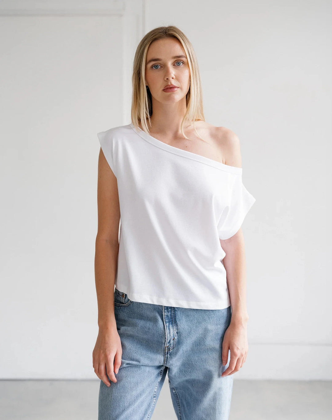 OFF THE SHOULDER TEE T-Shirt BRUNETTE THE LABEL 