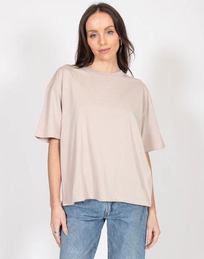 OVERSIZED BOXY TEE T-Shirt BRUNETTE THE LABEL XS/S OYSTER 