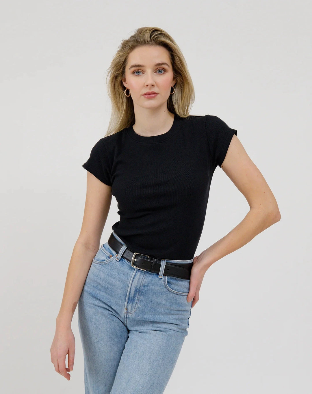 RIBBED CAP SLEEVE TEE T-Shirt BRUNETTE THE LABEL XS/S BLACK 