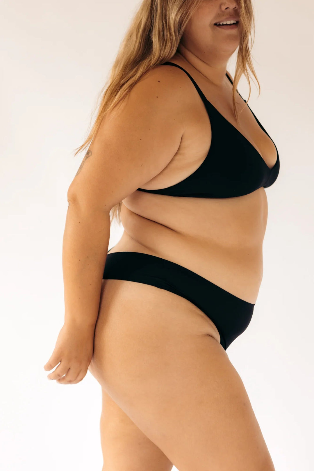 SEAMLESS LOW-MID RISE THONG ACCESSORIES HUHA 