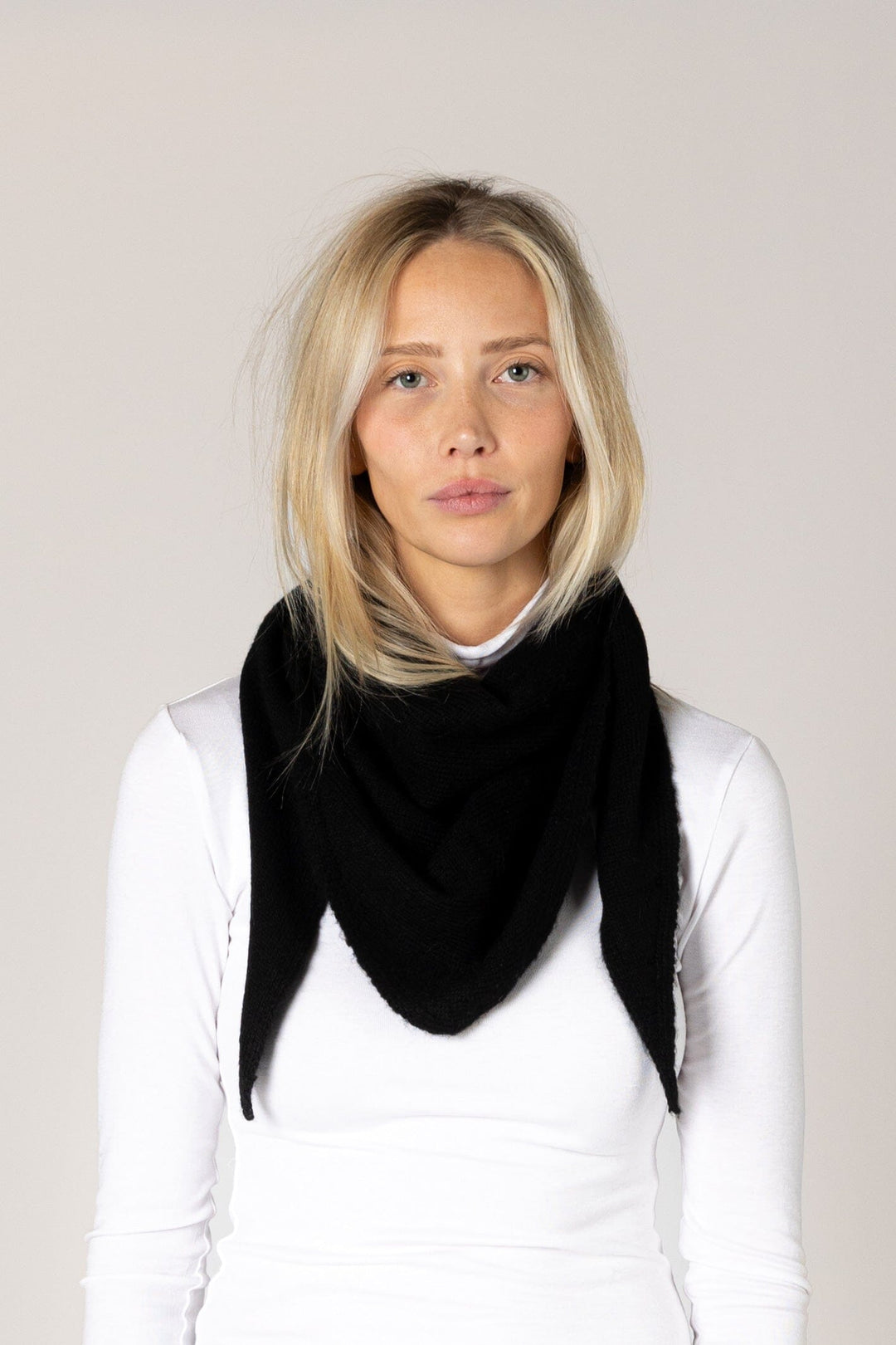 TRIANGLE SCARF ACCESSORIES LYLA &amp; LUXE O/S BLACK 