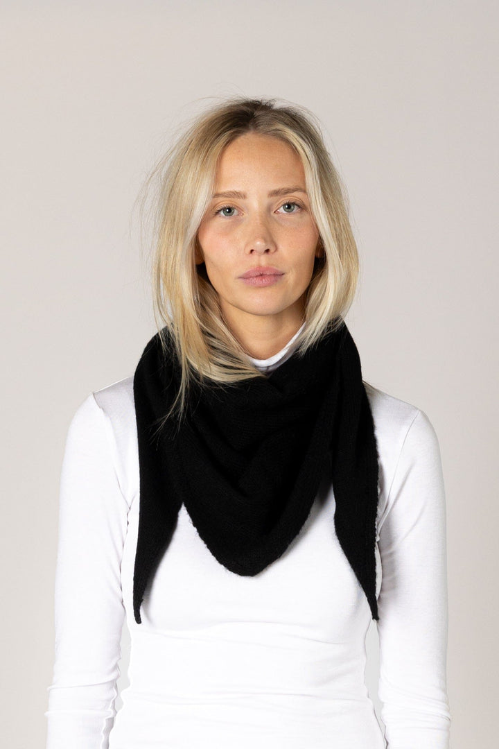 TRIANGLE SCARF ACCESSORIES LYLA &amp; LUXE O/S BLACK 